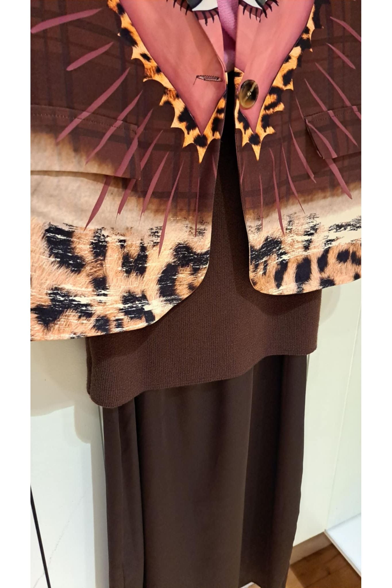 Bruine satijnen rok over rok