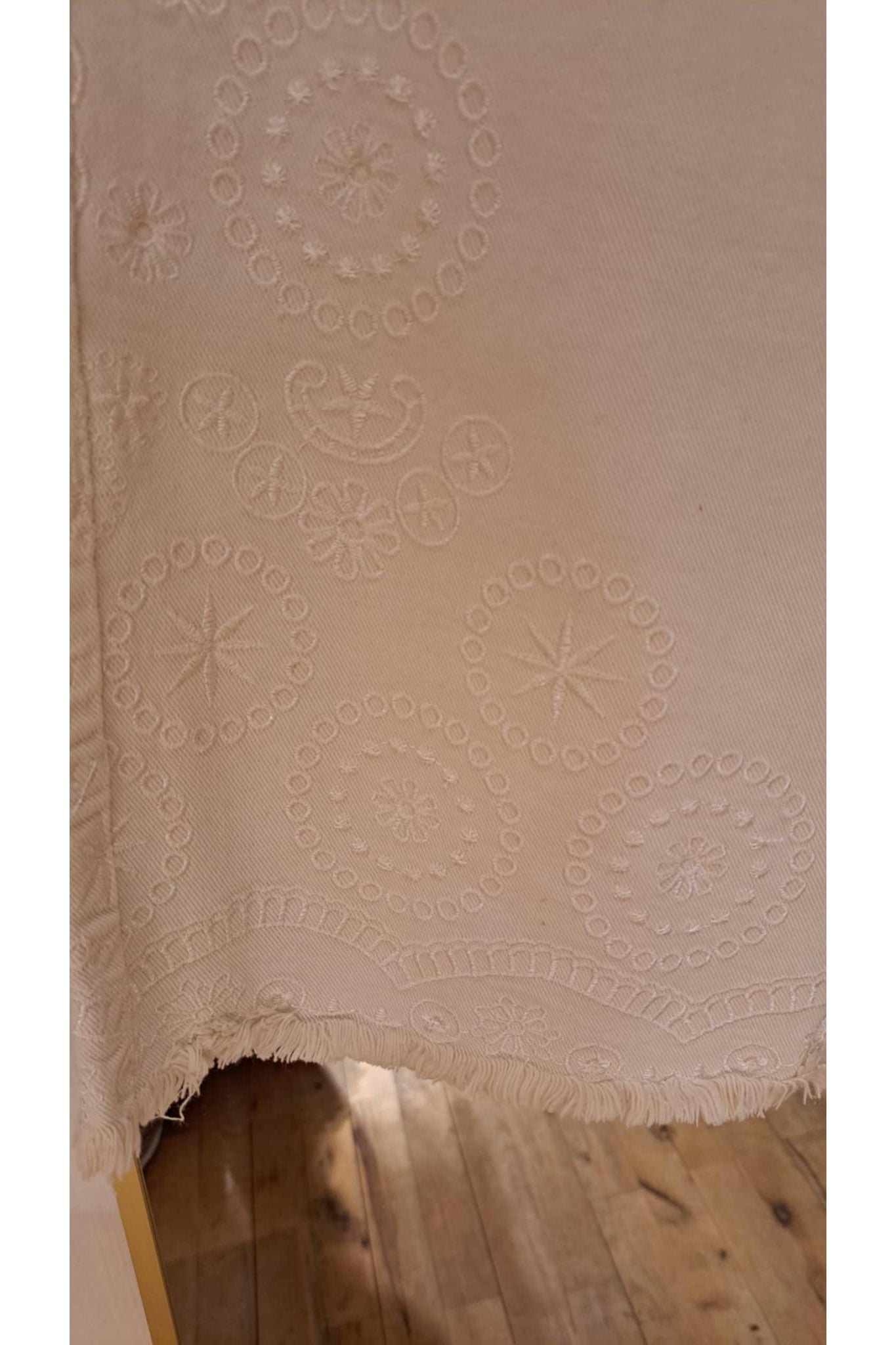 Crèmekleurige wide leg jeans met borduur en rafelafwerking