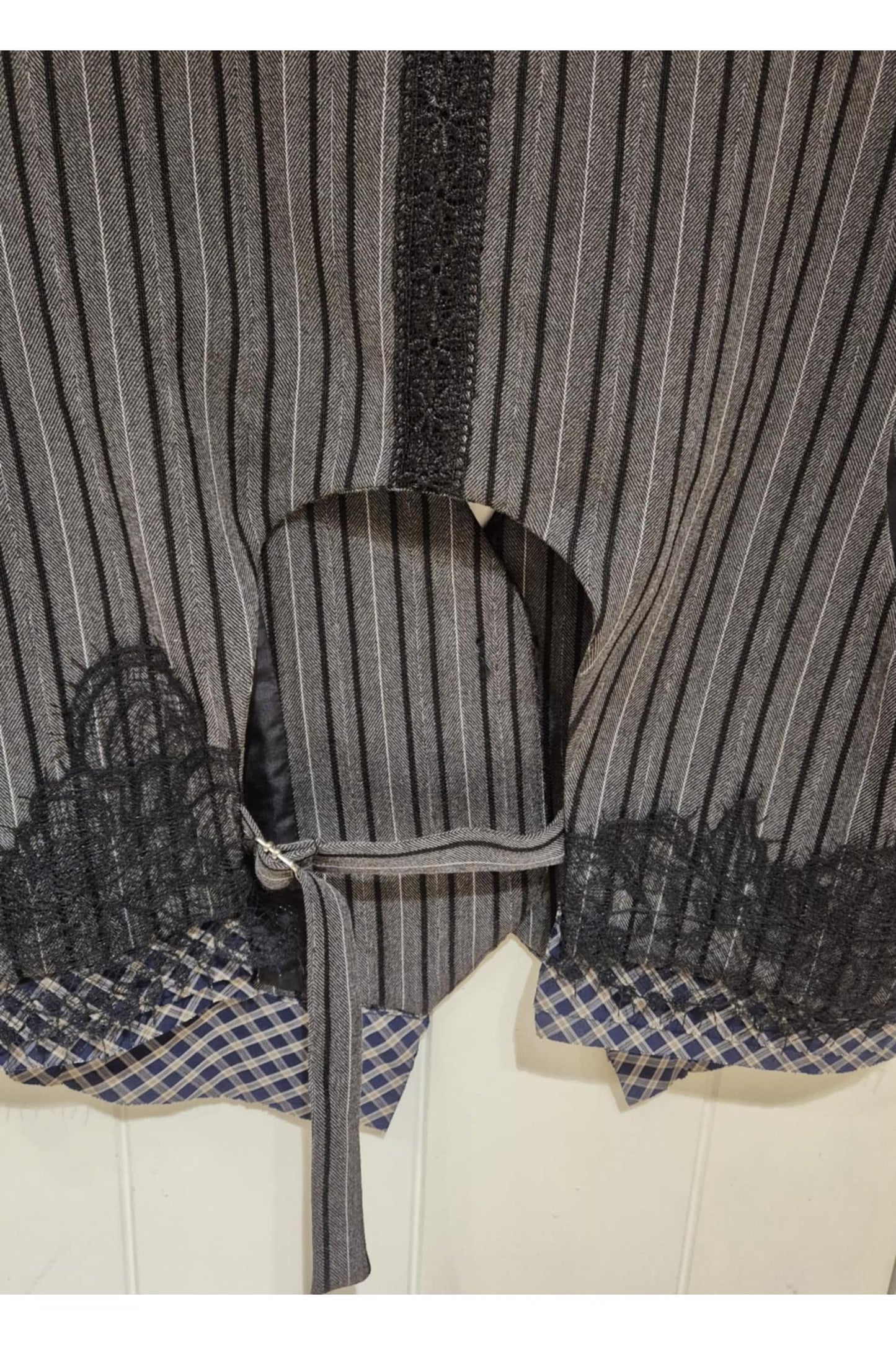 Gestreepte Gilet met Kant & Vintage Knopen