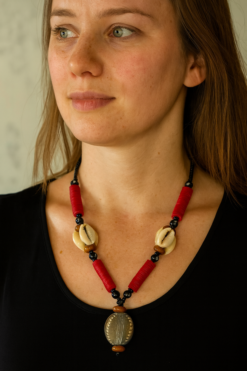 Tribal Ketting met Schelpen & Rode Accenten