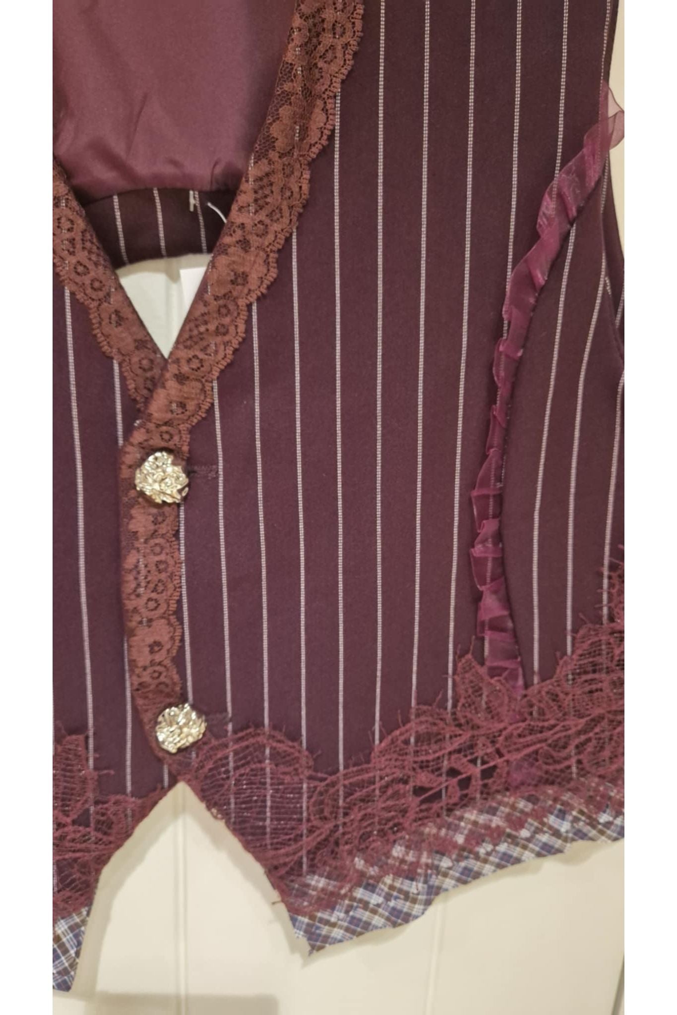 Gestreepte Gilet met Kant & Vintage Knopen Bordeaux
