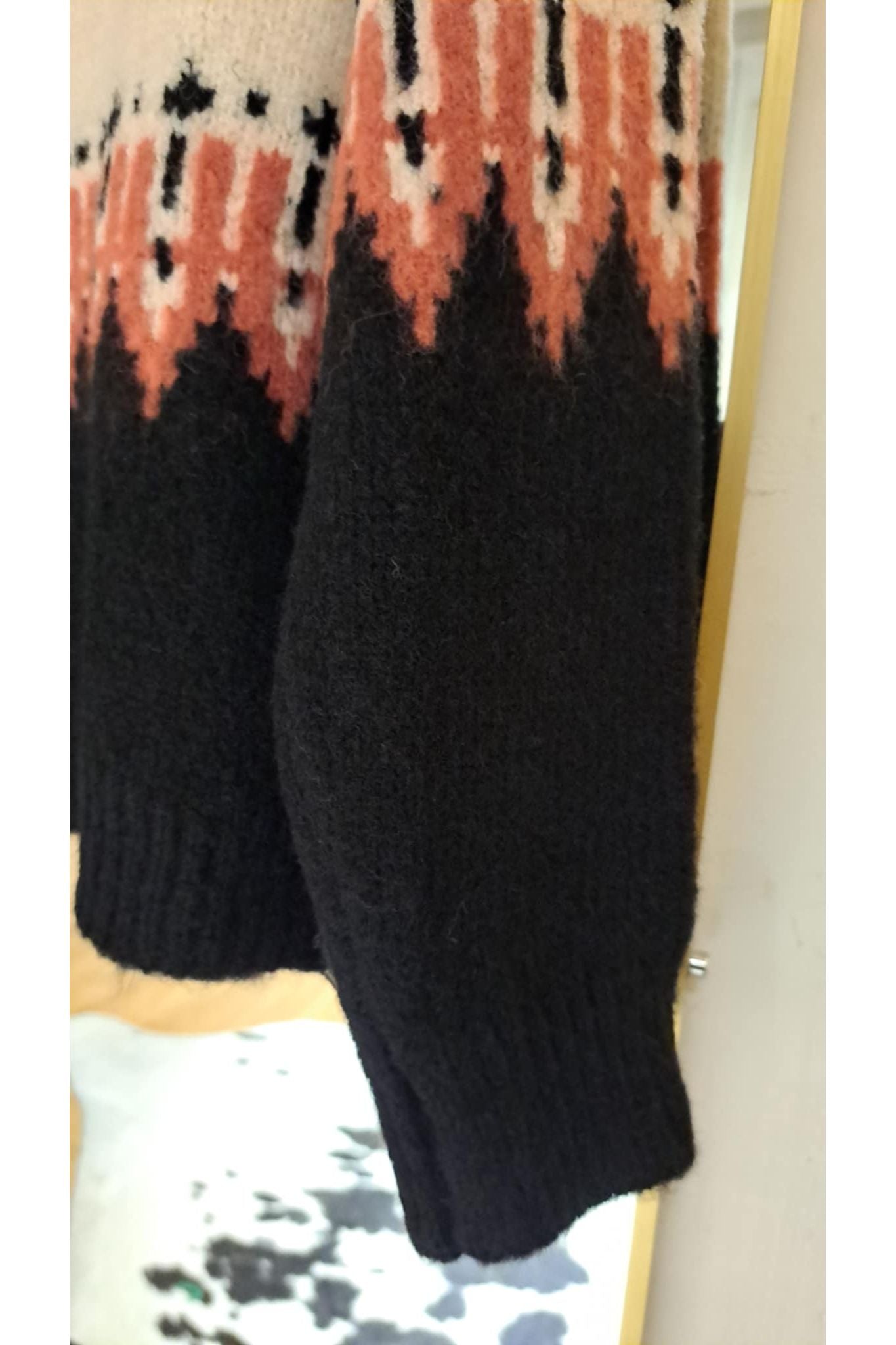 Zwarte trui met rolkraag en etnisch motief