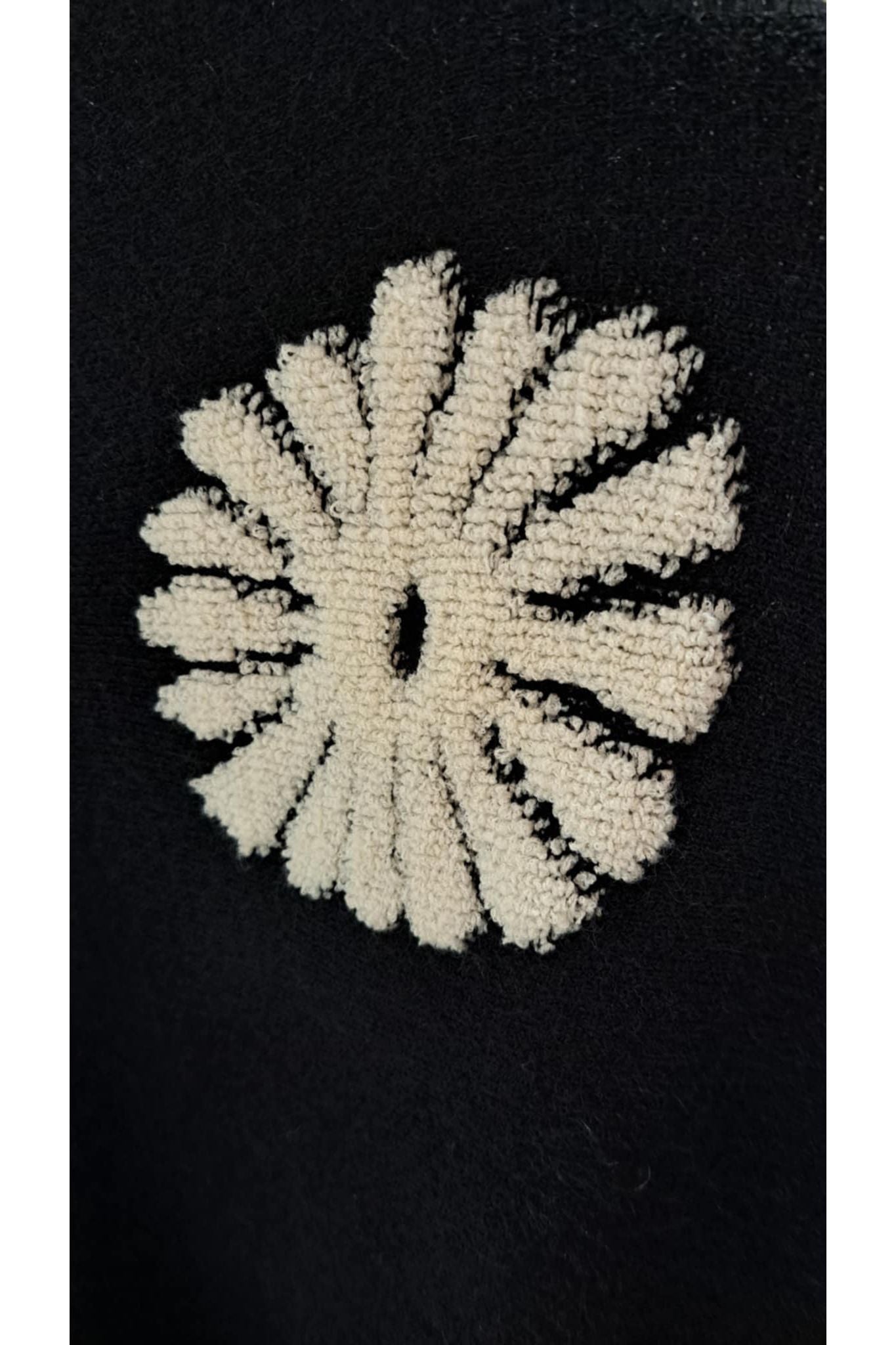 Zwarte pull met ecru bloemen