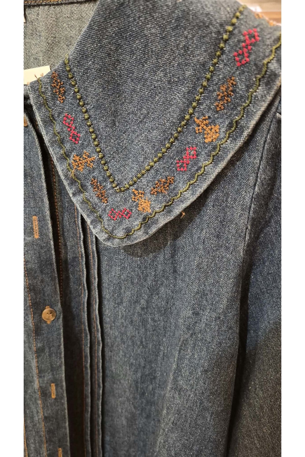 Jeansbloes met geborduurde kraag