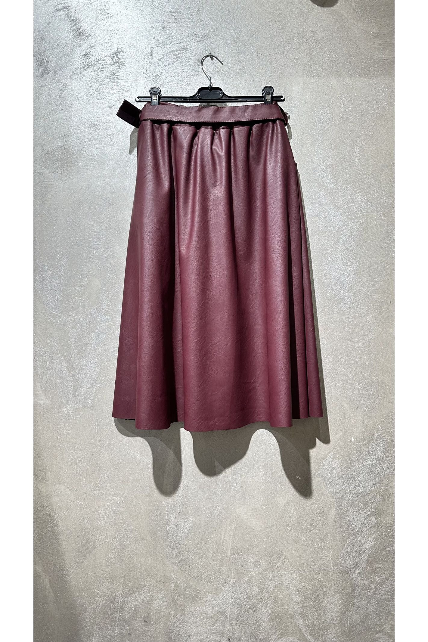 Midi-rok in bordeaux imitatieleer met riem & zakdetails