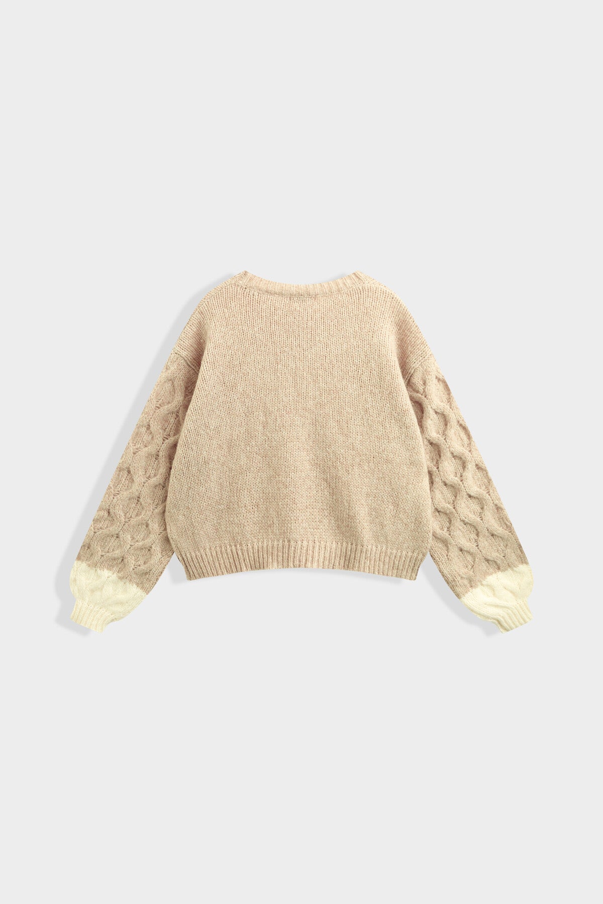 Beige trui met contrasterende kabelmouwen