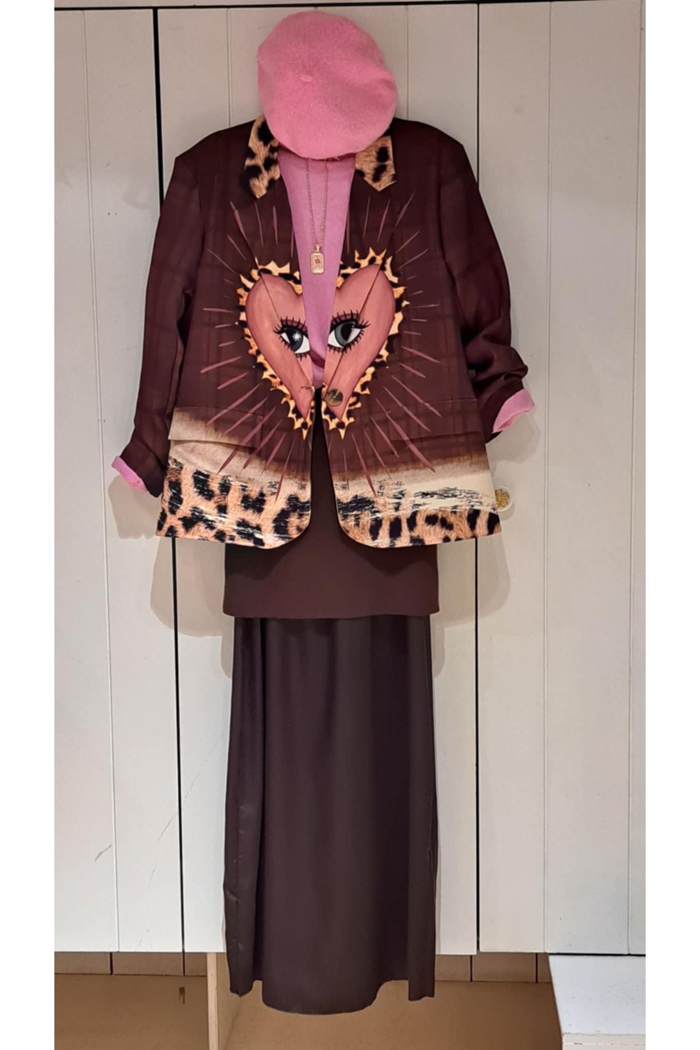 Bruine satijnen rok over rok