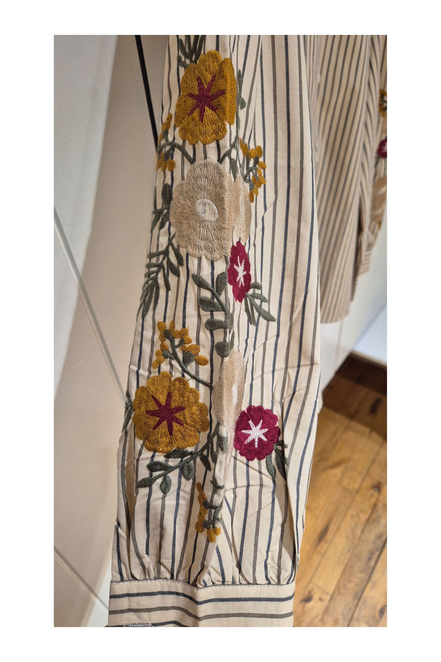 Gestreepte Blouse met Geborduurde Mouwen