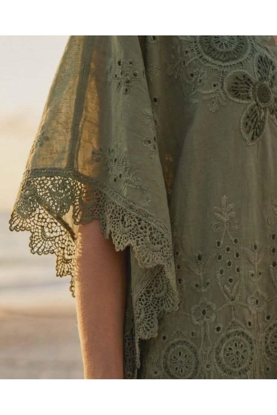 Tuniek met kant & borduursels groen