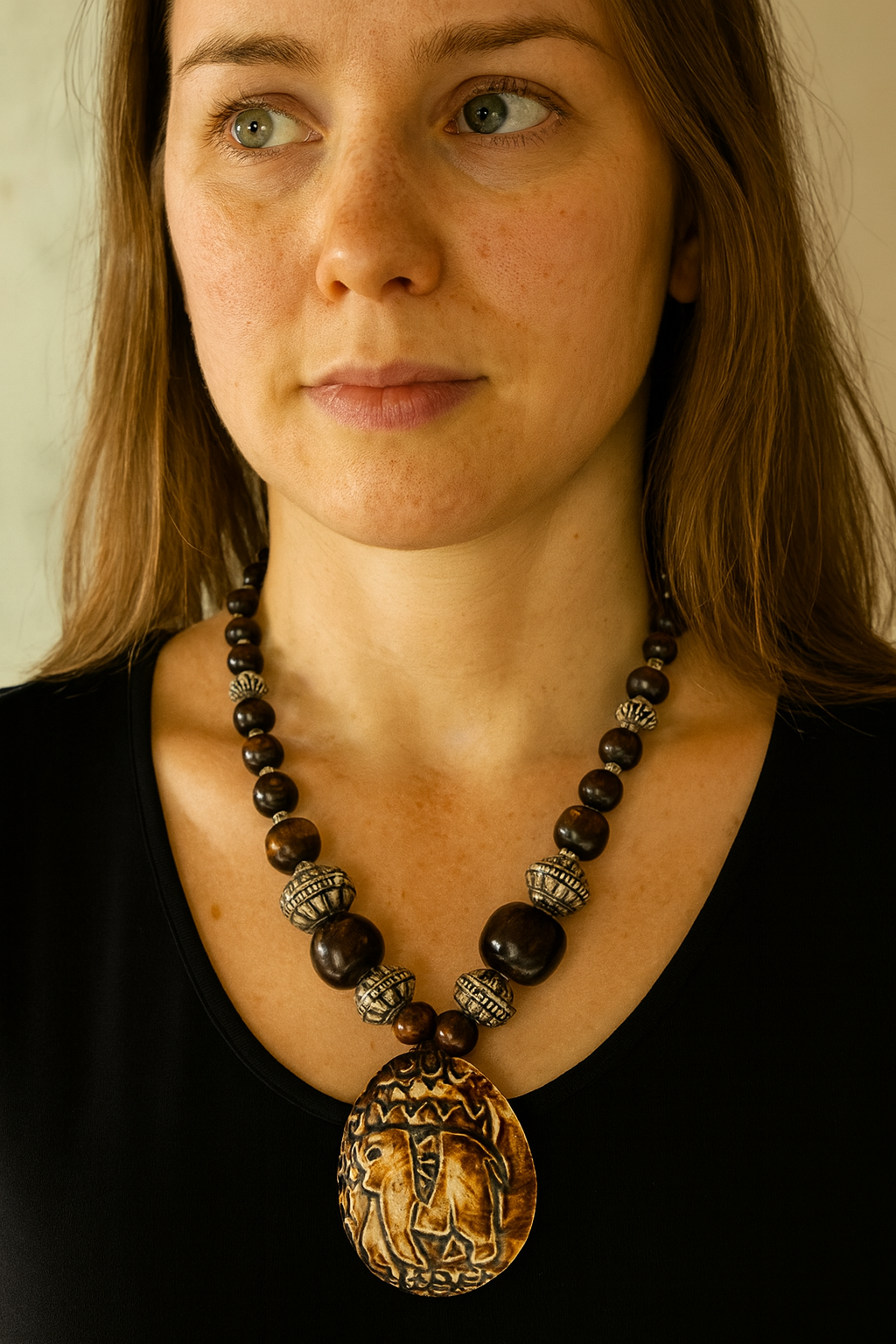 Ketting met Houten Kralen & Gegraveerde Hanger