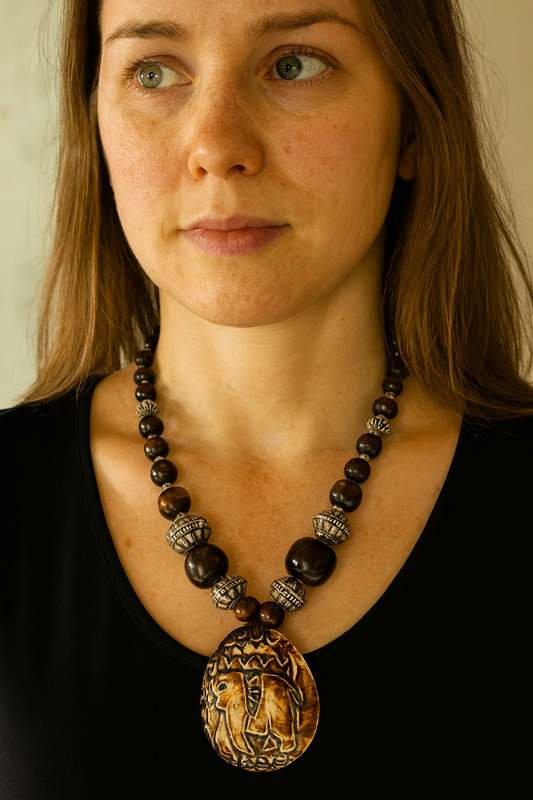 Ketting met Houten Kralen & Gegraveerde Hanger