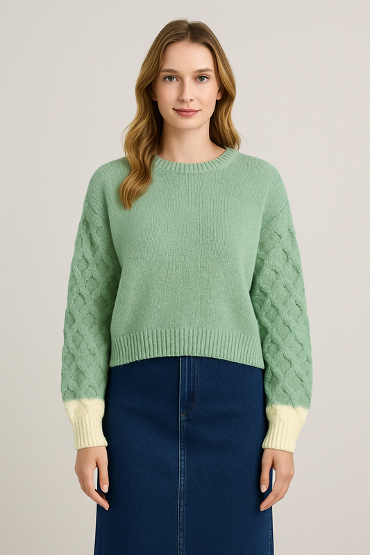 Groene trui met contrasterende kabelmouwen