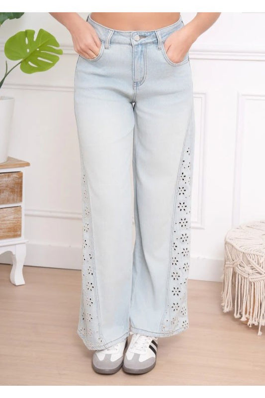 Lichtblauwe straight jeans met broderie details