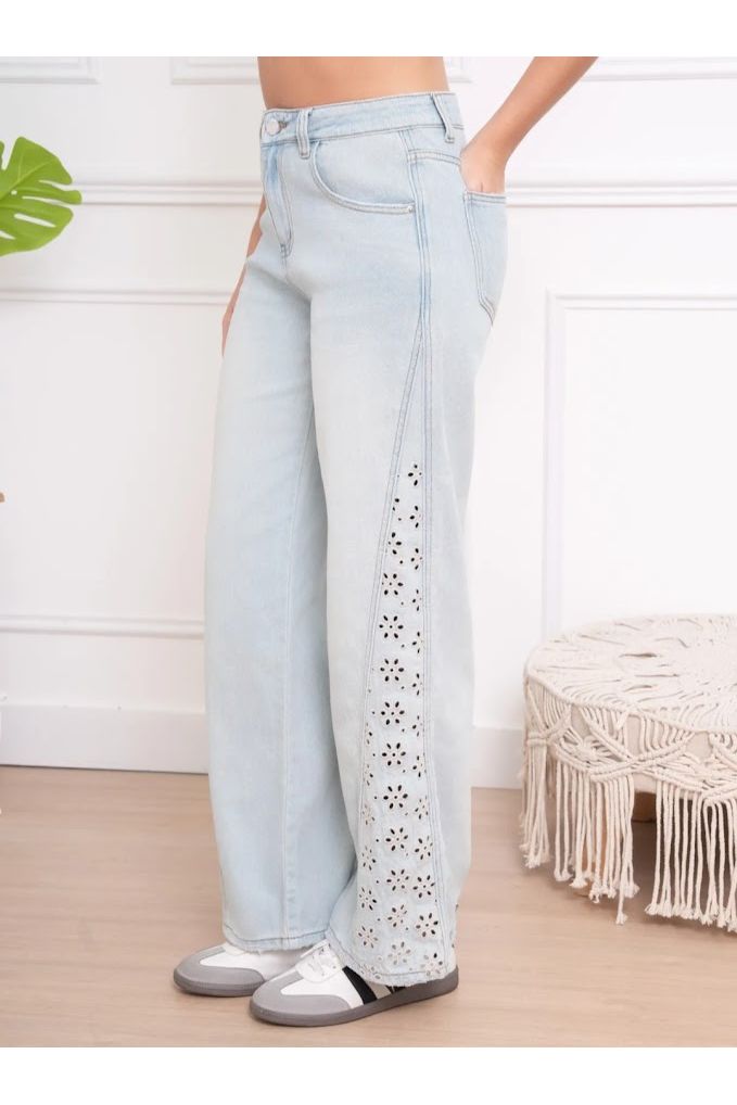 Lichtblauwe straight jeans met broderie details