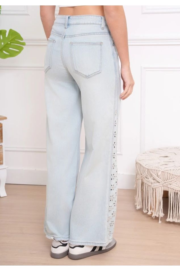 Lichtblauwe straight jeans met broderie details