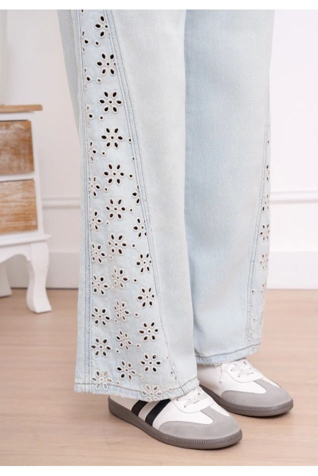 Lichtblauwe straight jeans met broderie details