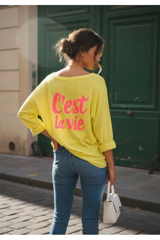 T-shirt “C’est la vie” geel