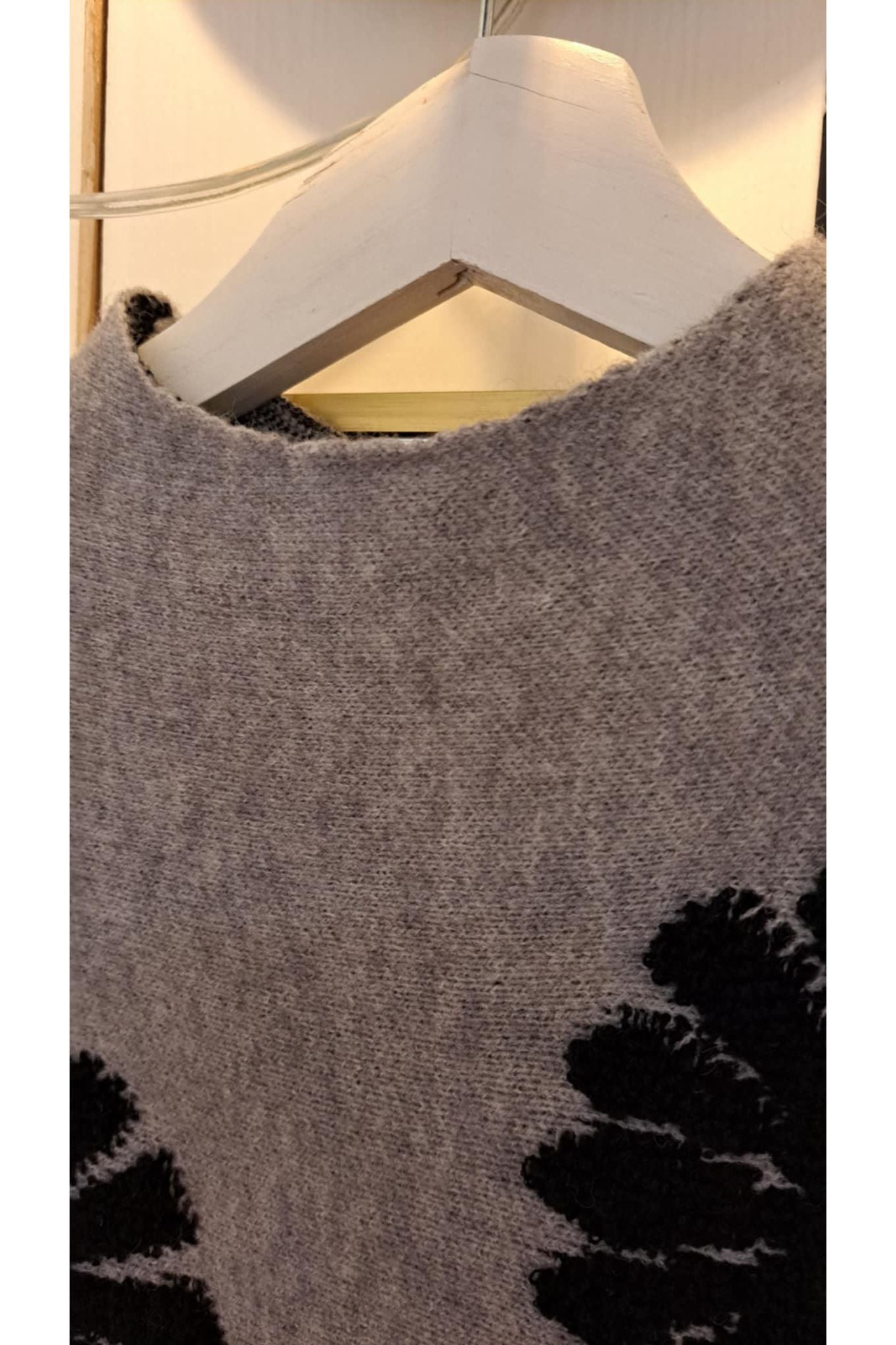 Grijze pull met zwarte bloemen