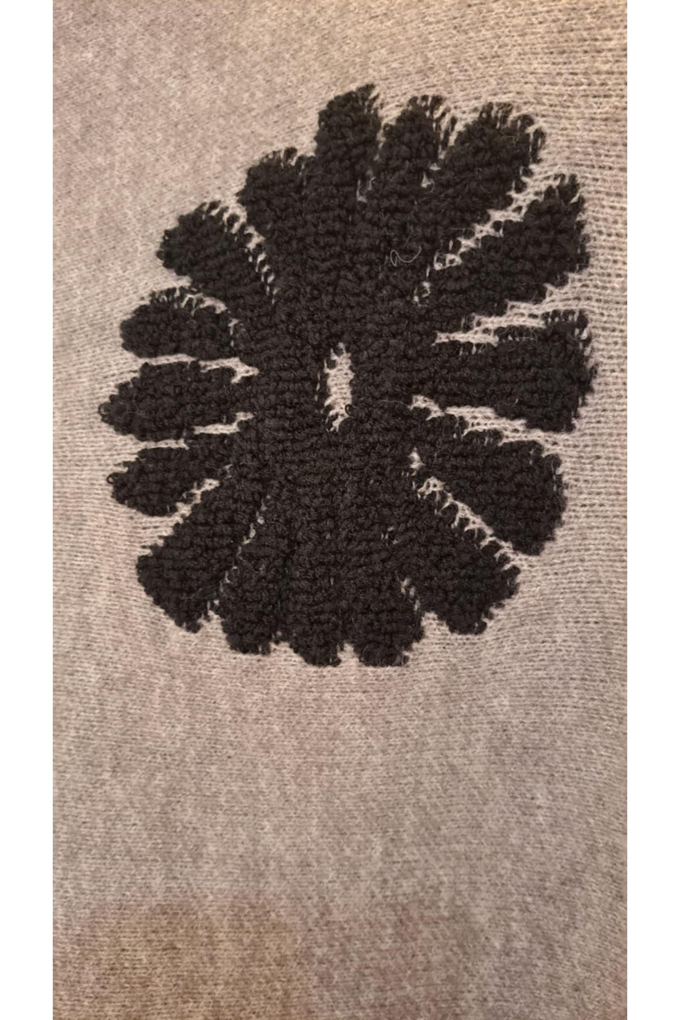 Grijze pull met zwarte bloemen