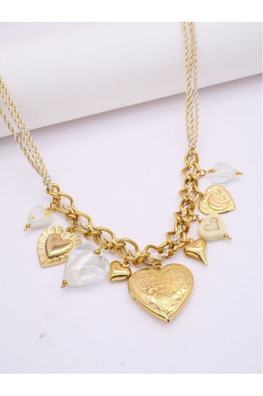 Ketting op touw met hartjes.