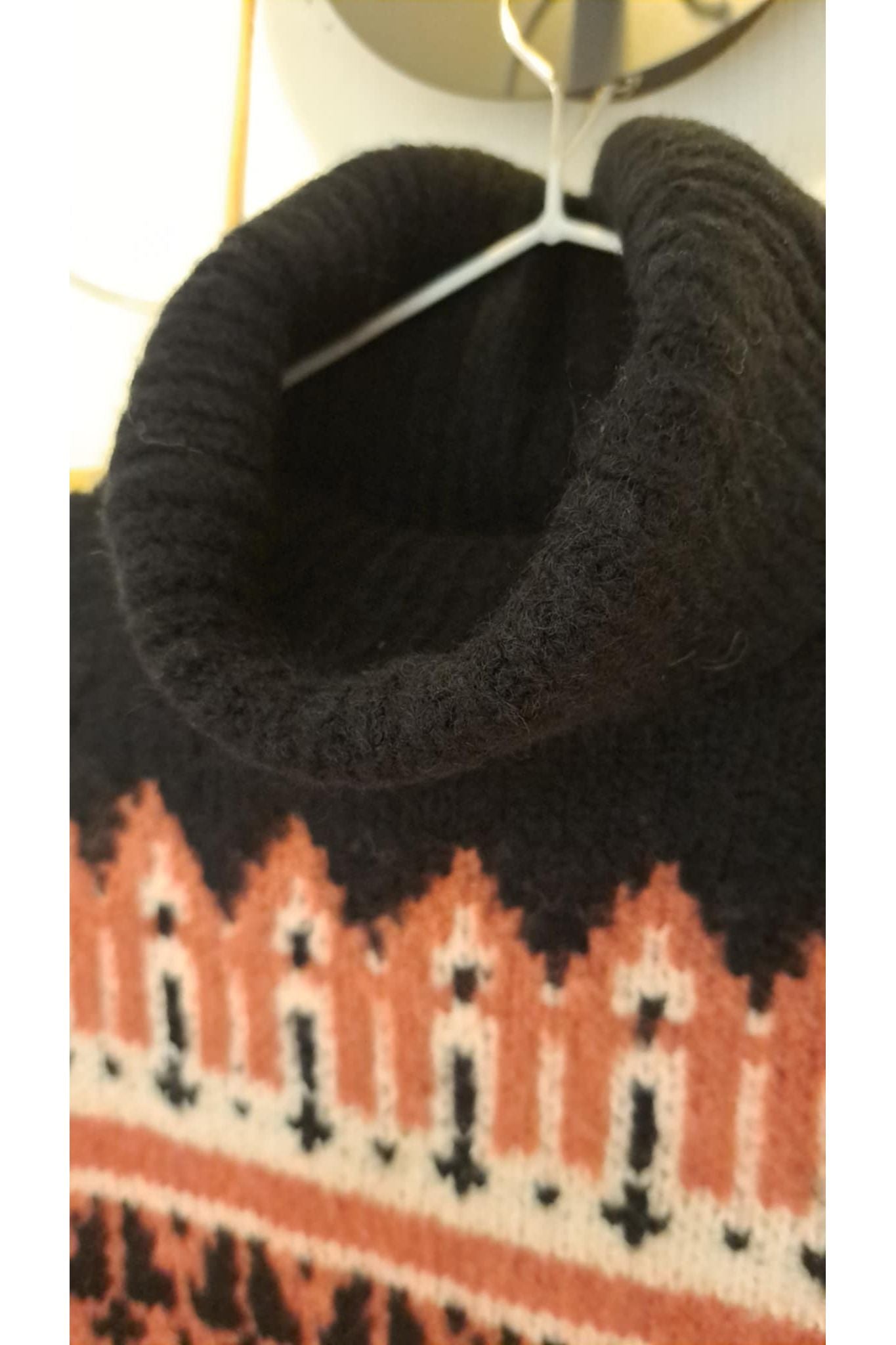 Zwarte trui met rolkraag en etnisch motief