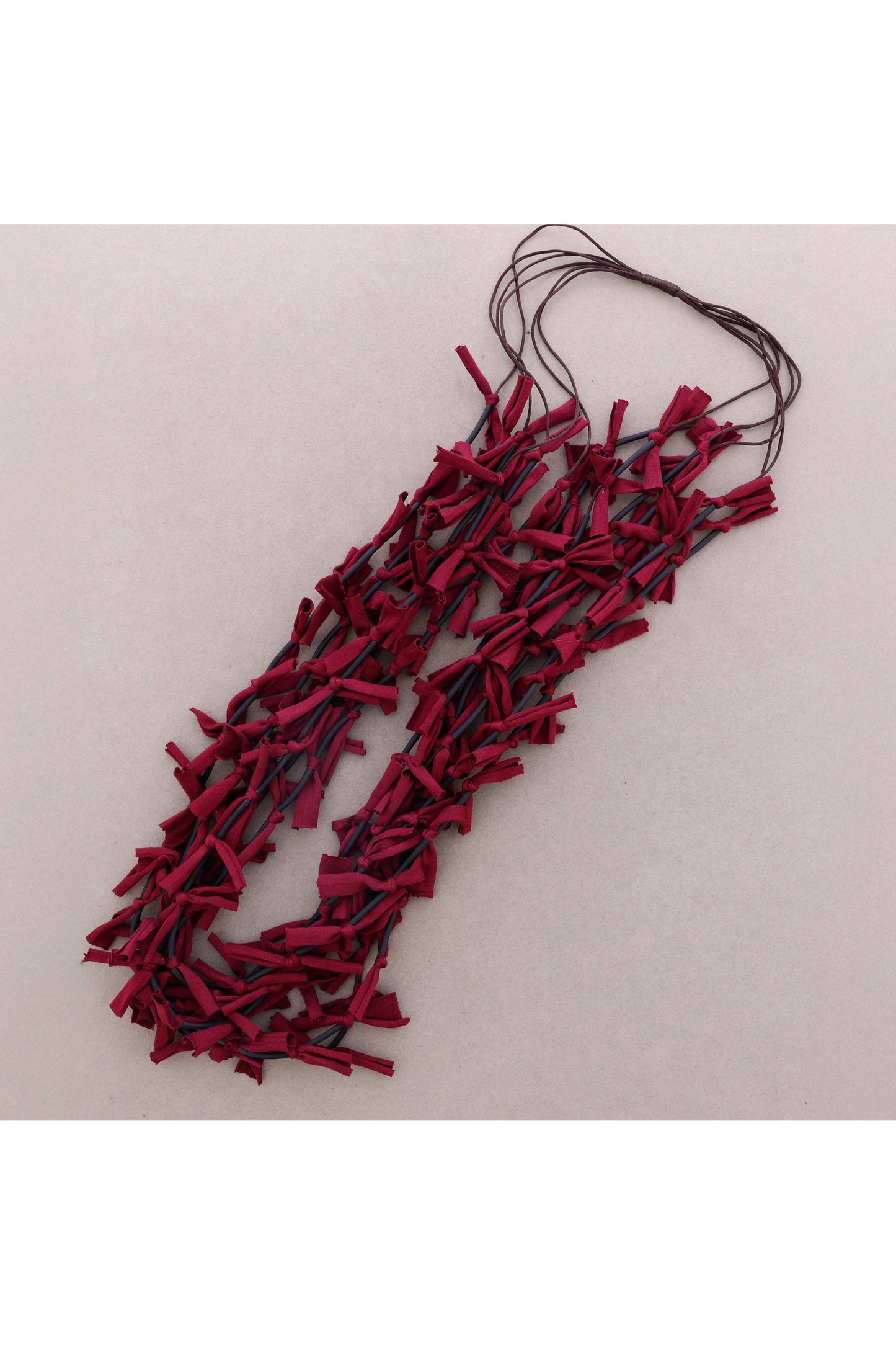 Lange ketting met kwastjes in stof