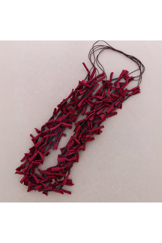 Lange ketting met kwastjes in stof