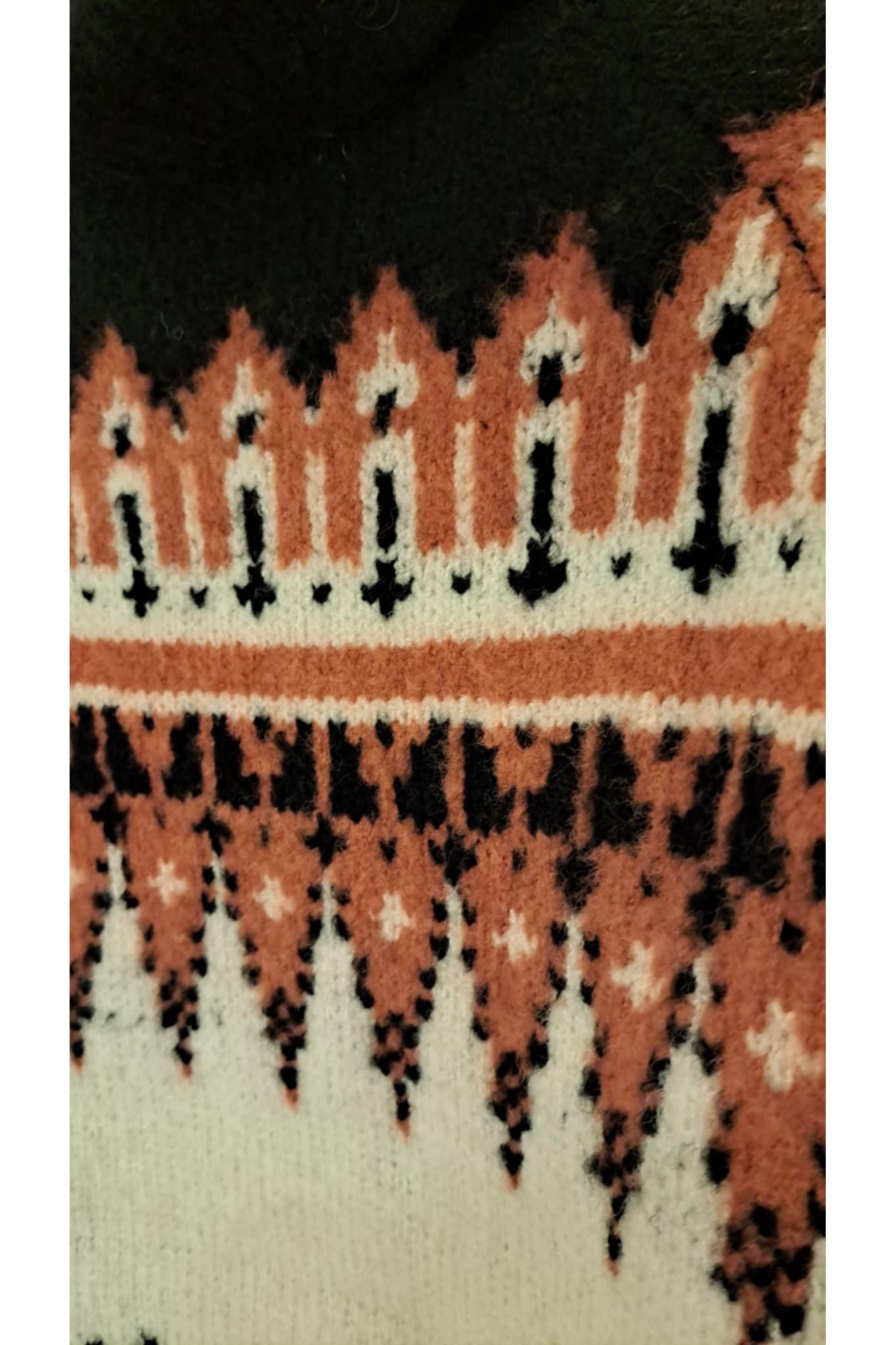 Zwarte trui met rolkraag en etnisch motief