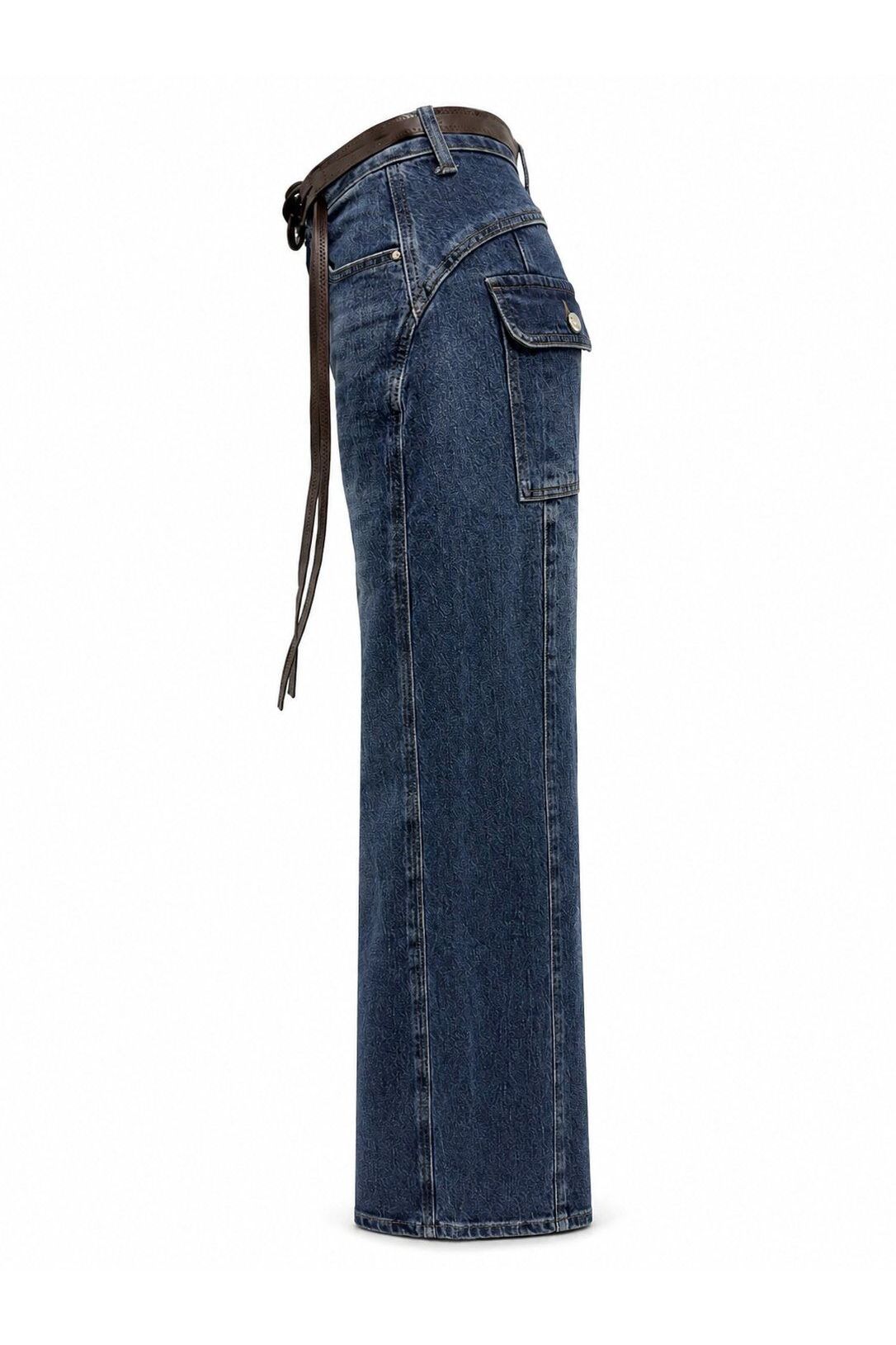 Jeans met wijde pijpen en riem