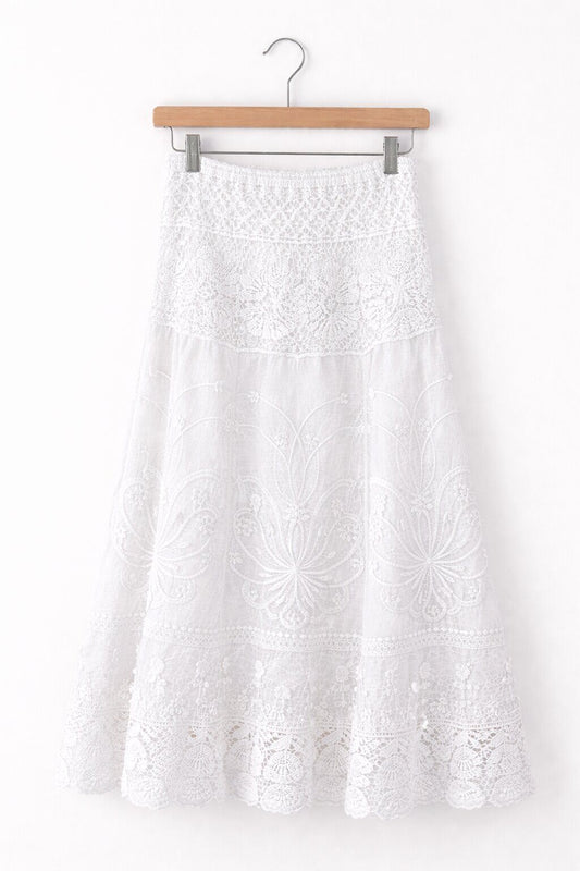 Witte rok van geborduurde Franse kant