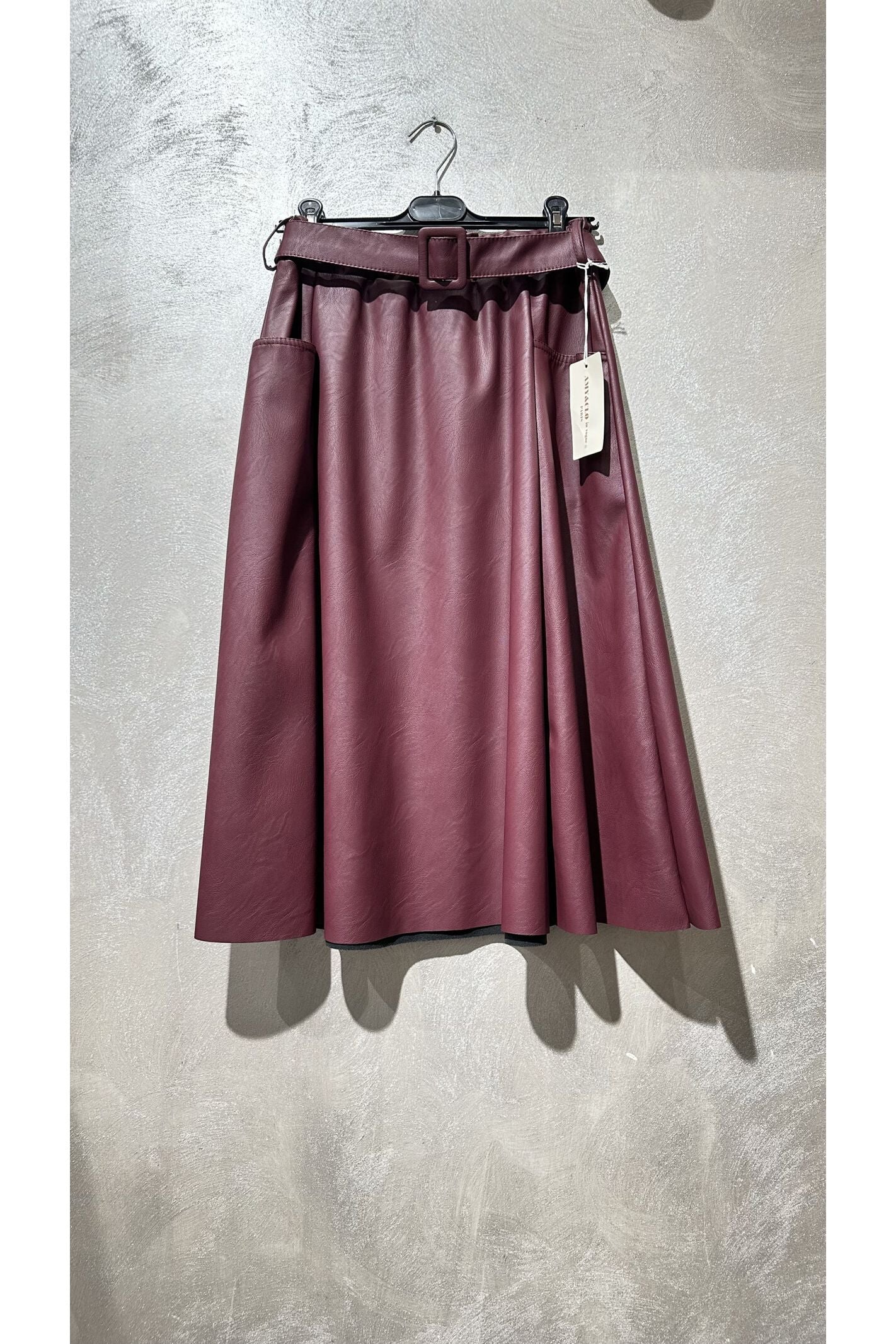 Midi-rok in bordeaux imitatieleer met riem & zakdetails