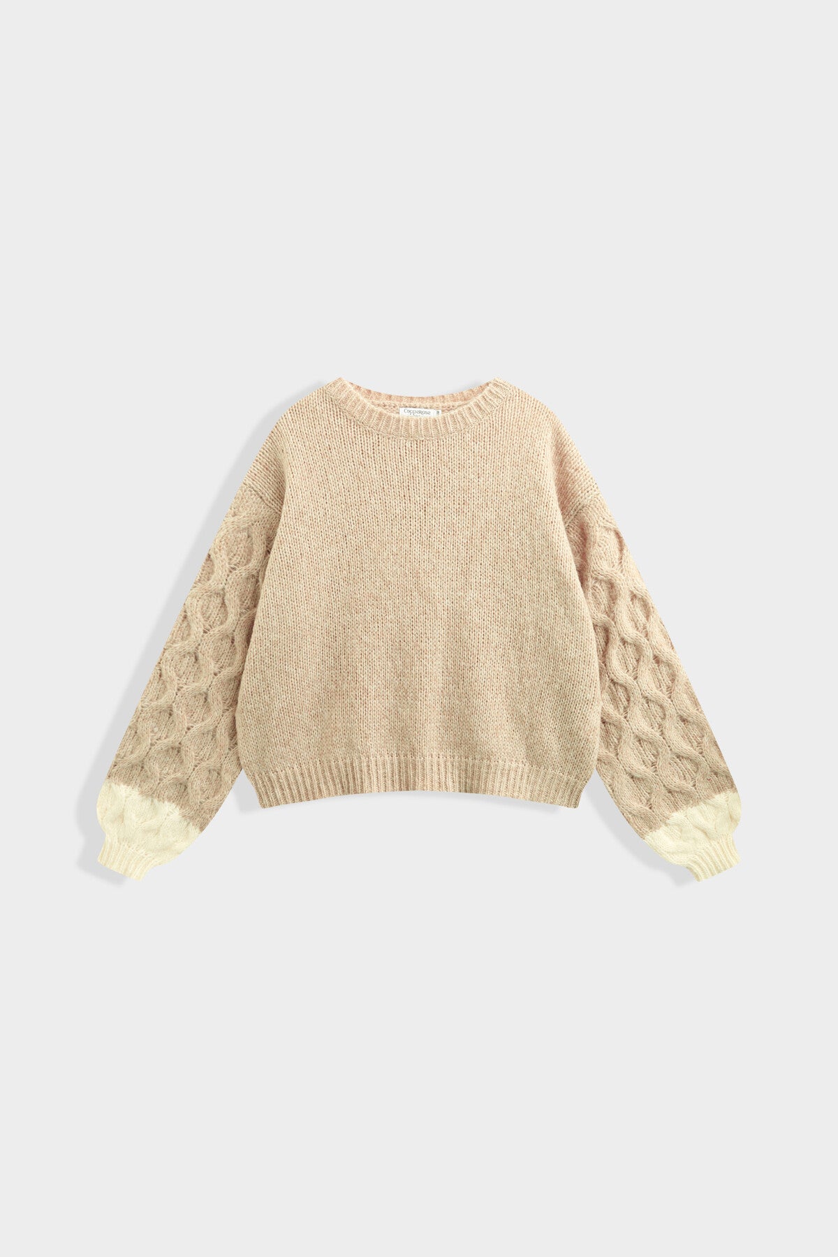 Beige trui met contrasterende kabelmouwen