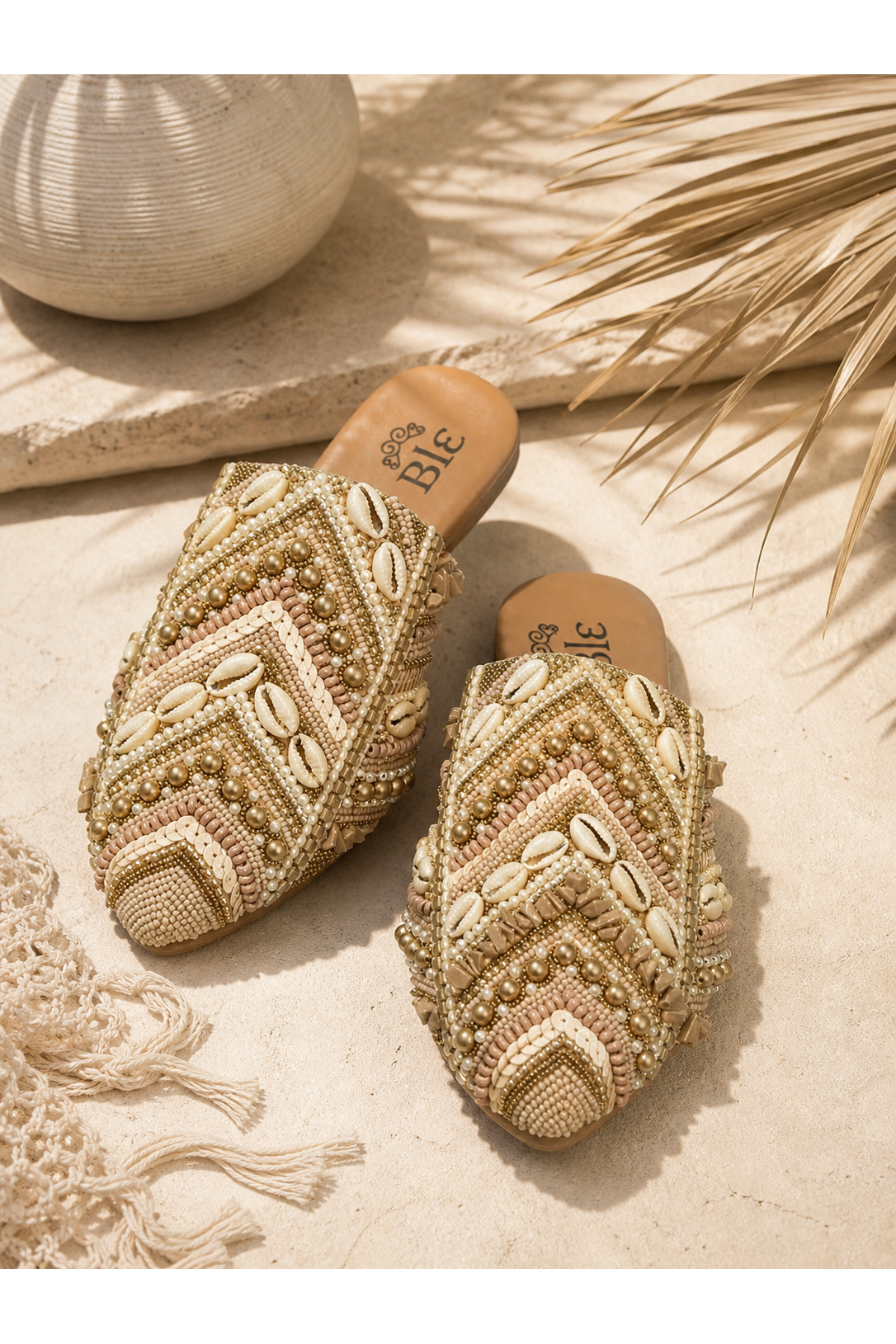 Beige-roze gouden sandaal met schelpen en kralen